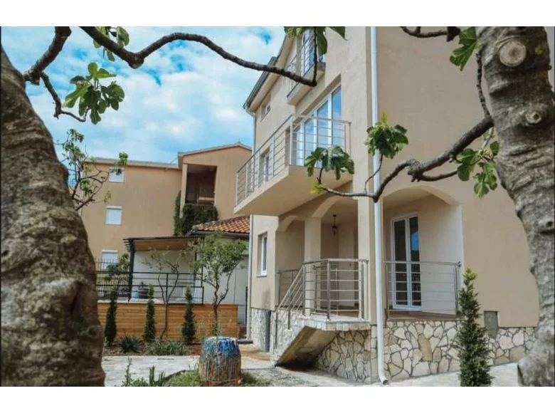 Casa 5 habitaciones 400 m² Budva, Montenegro