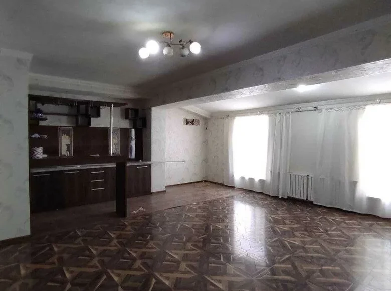 Kvartira 3 xonalar 124 m² Samarqandda