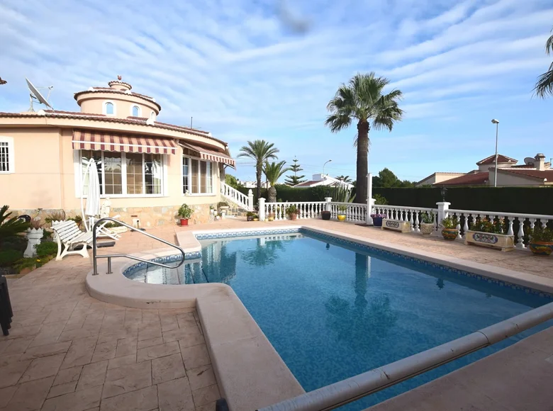 5 bedroom villa 240 m² Urbanizacion Dona Pepa, Spain