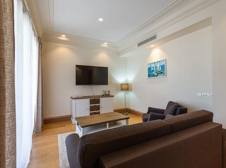 Квартира 1 спальня 76 м² Тиват, Черногория