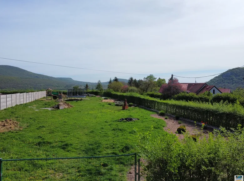 Land 1 340 m² Csobanka, Hungary