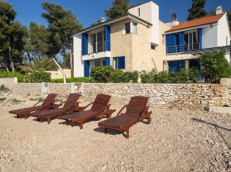 4 bedroom Villa 230 m² Supetar, Croatia