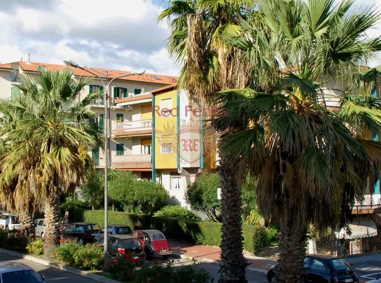 2 bedroom apartment 65 m² Bordighera, Italy