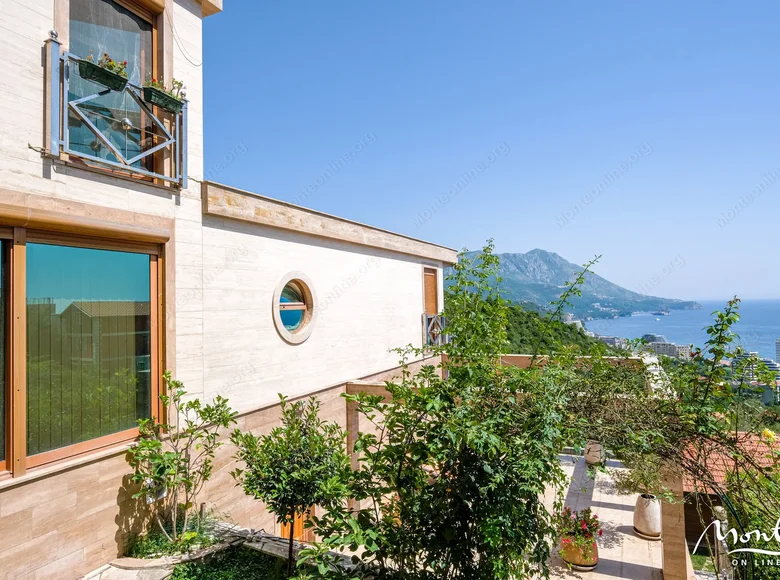 Villa de tres dormitorios 430 m² Budva, Montenegro