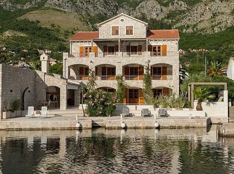 Villa de 5 habitaciones 554 m² Risan, Montenegro