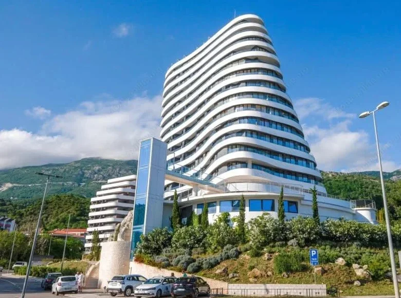 2 bedroom apartment 115 m² Becici, Montenegro