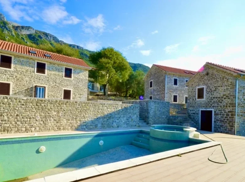 Casa 6 habitaciones  Zelenika, Montenegro