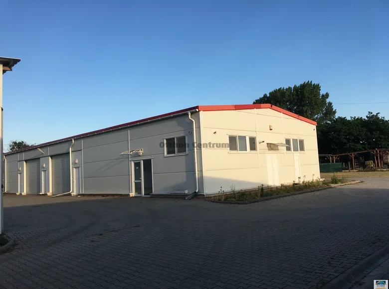 Propiedad comercial 830 m² en Fueloep, Hungría
