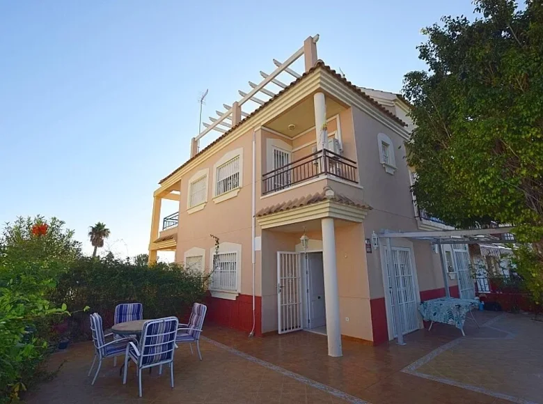 Villa de tres dormitorios 107 m² Orihuela, España