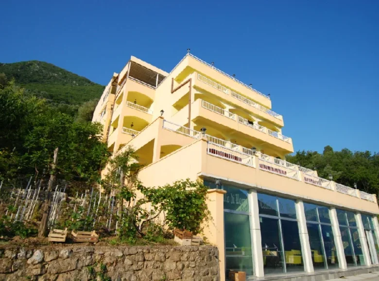 Propiedad comercial 1 630 m² en Kotor, Montenegro