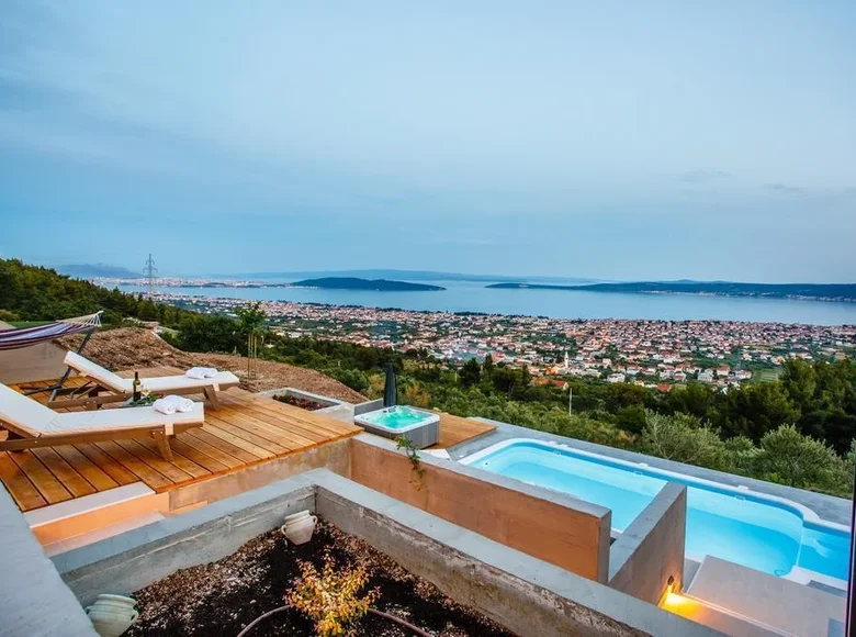Villa de 4 dormitorios 330 m², Todos los paises