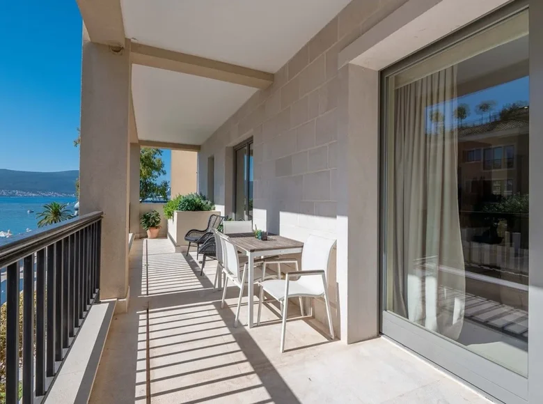 2 bedroom apartment 121 m² Tivat, Montenegro