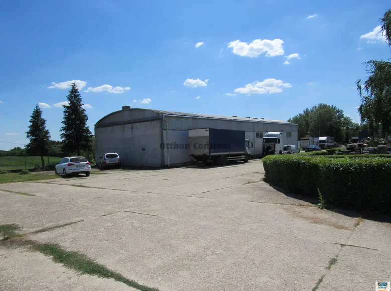 Commercial property 500 m² in Uello, Hungary