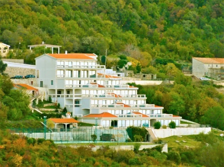 Propiedad comercial 3 200 m² en Blizikuce, Montenegro