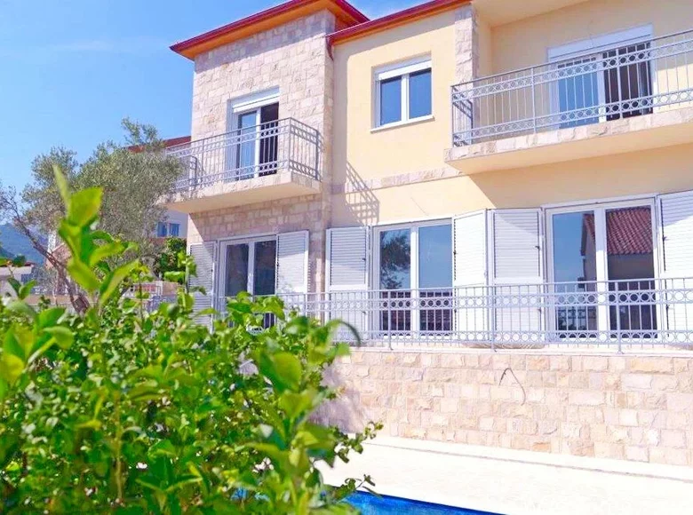 Villa de tres dormitorios 210 m² Becici, Montenegro