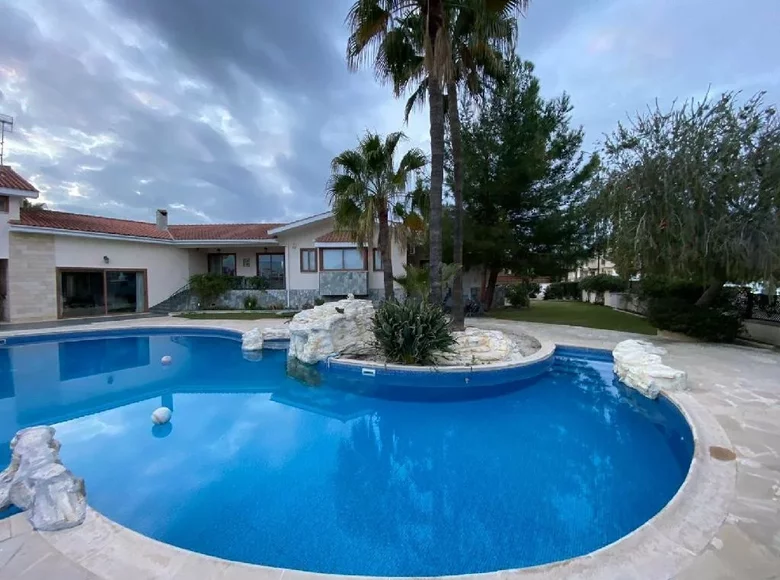 Dom 5 pokojów 390 m² Latsia, Cyprus