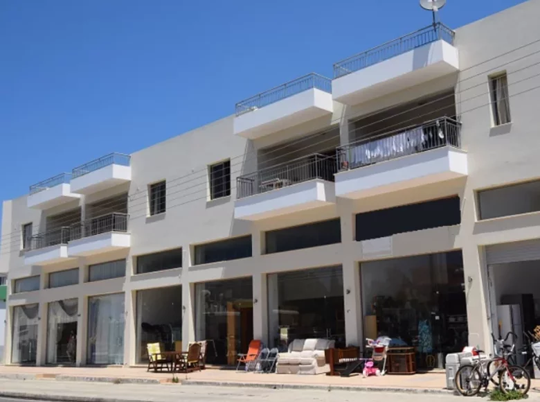 Shop 347 m² in Chloraka, Cyprus