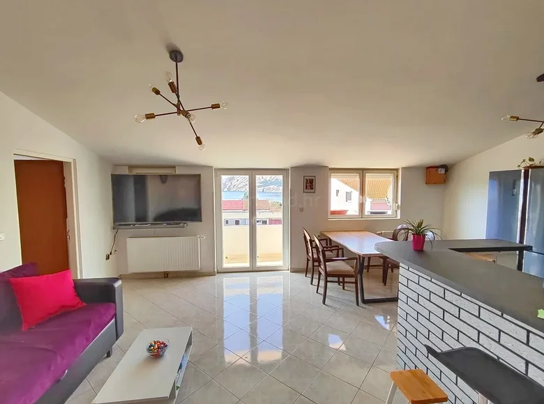 Mieszkanie 3 pokoi 75 m² Opcina Baska, Chorwacja