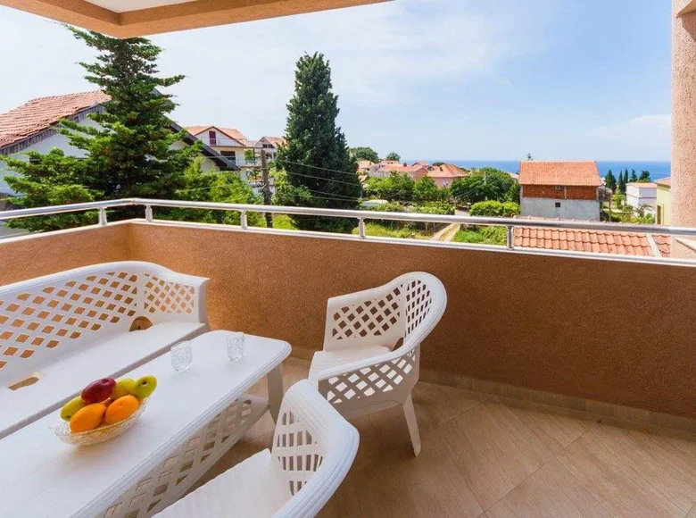 Commercial property 400 m² in Dobra Voda, Montenegro