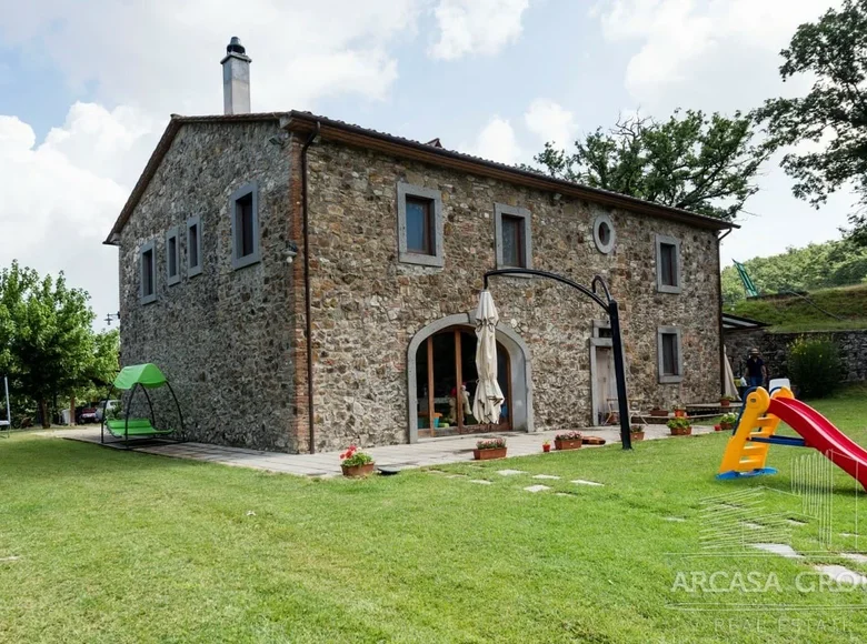 Commercial property 320 m² in Lajatico, Italy