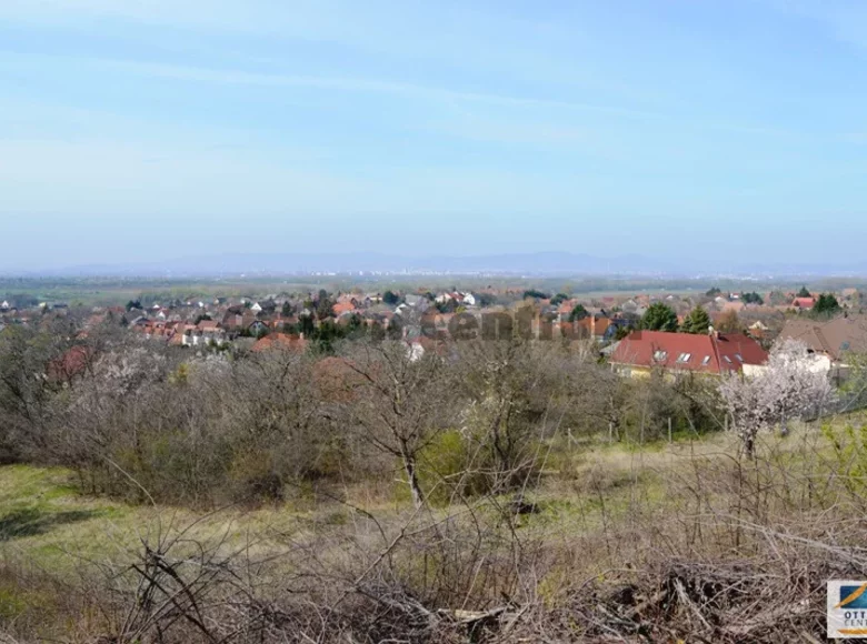 Land 1 580 m² Csoemoer, Hungary