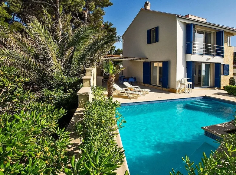 4 bedroom Villa 200 m², All countries