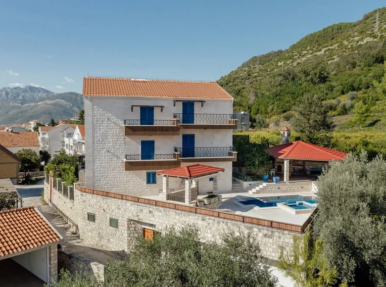 4 bedroom Villa 240 m² Tivat, Montenegro