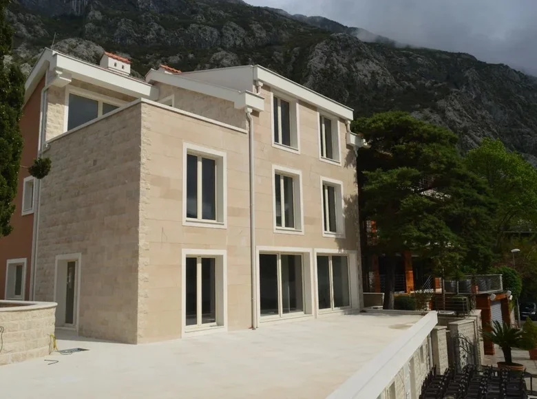 4 bedroom Villa 420 m² Dobrota, Montenegro