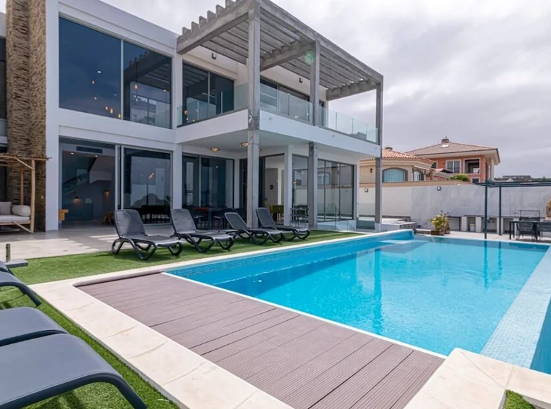 5 bedroom villa 450 m² Adeje, Spain