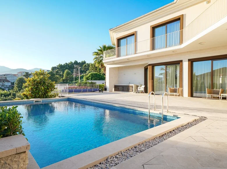 4 bedroom Villa 285 m² Tivat, Montenegro