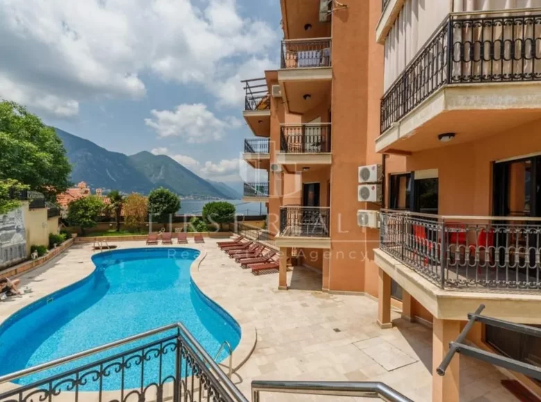 Apartamento 3 habitaciones 80 m² Dobrota, Montenegro