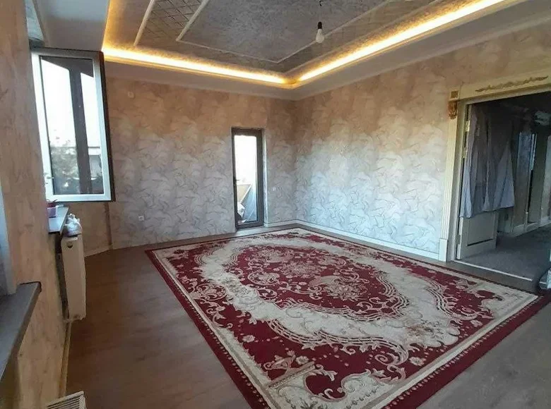 Kvartira 3 xonalar 82 m² Samarqandda