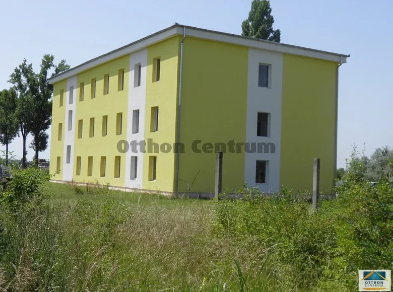 Commercial property 936 m² in Kalocsa, Hungary