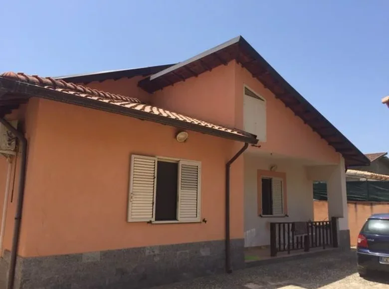 Villa de tres dormitorios 180 m² AG, Italia