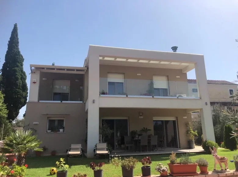 Villa de 4 dormitorios 240 m², Todos los paises