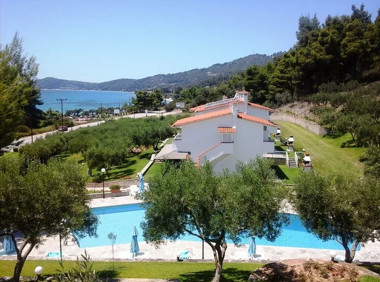 Hotel 700 m² in Moles Kalyves, Greece