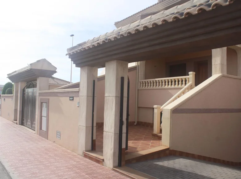 Mieszkanie 2 pokoi 225 m² Torrevieja, Hiszpania