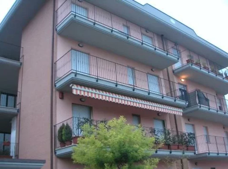 Mieszkanie 4 pokoi 65 m² Terni, Włochy