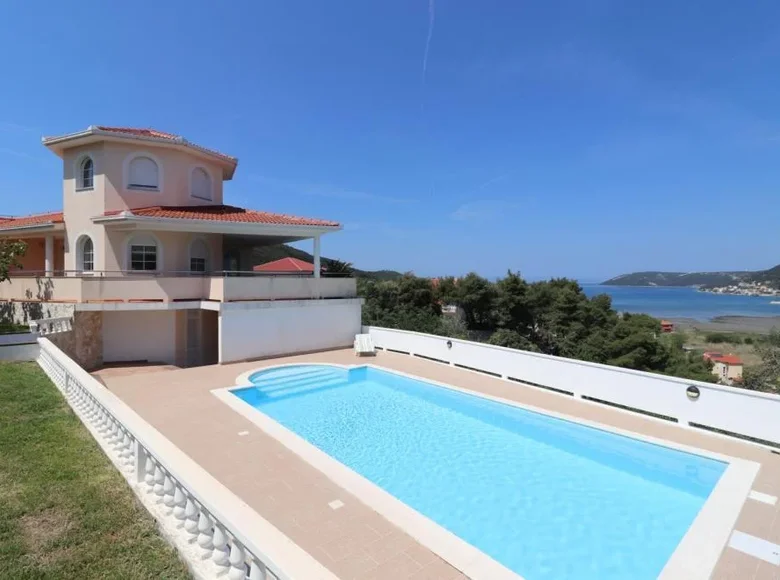 5 bedroom villa 410 m² Supetarska Draga, Croatia