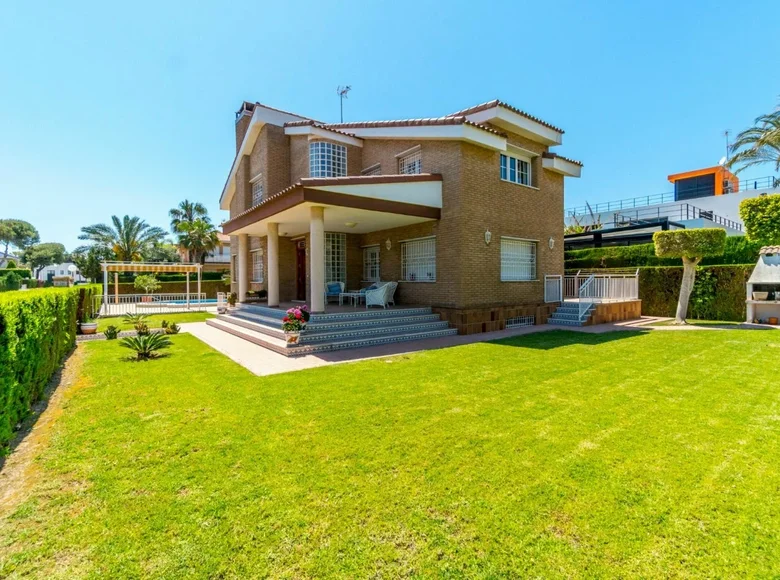 4 bedroom house 404 m² Torrevieja, Spain