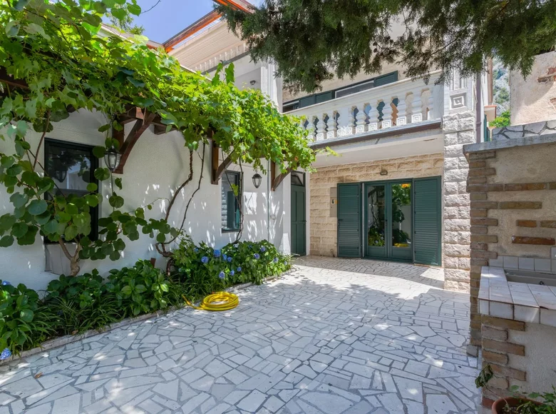 6 room villa 365 m² Kotor, Montenegro