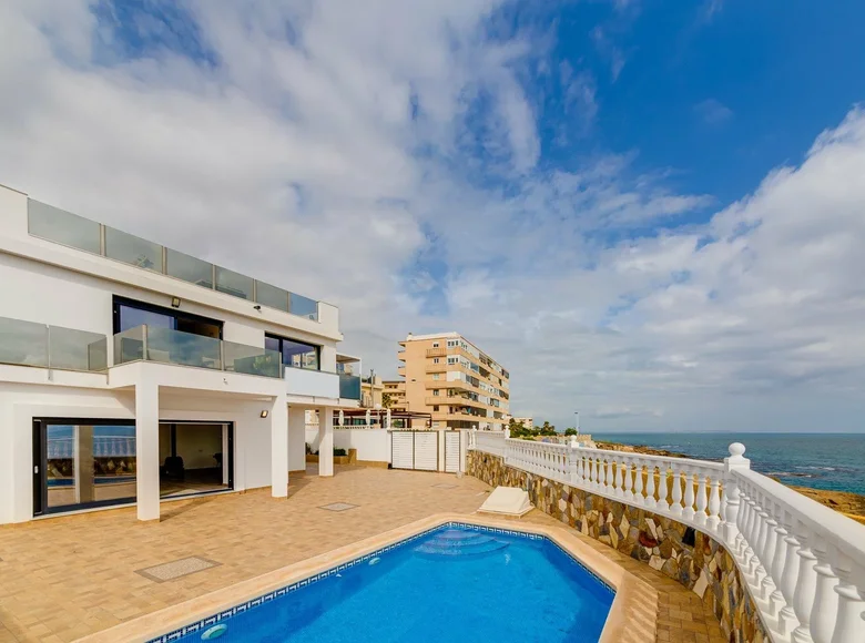 4 bedroom Villa 210 m² Torrevieja, Spain