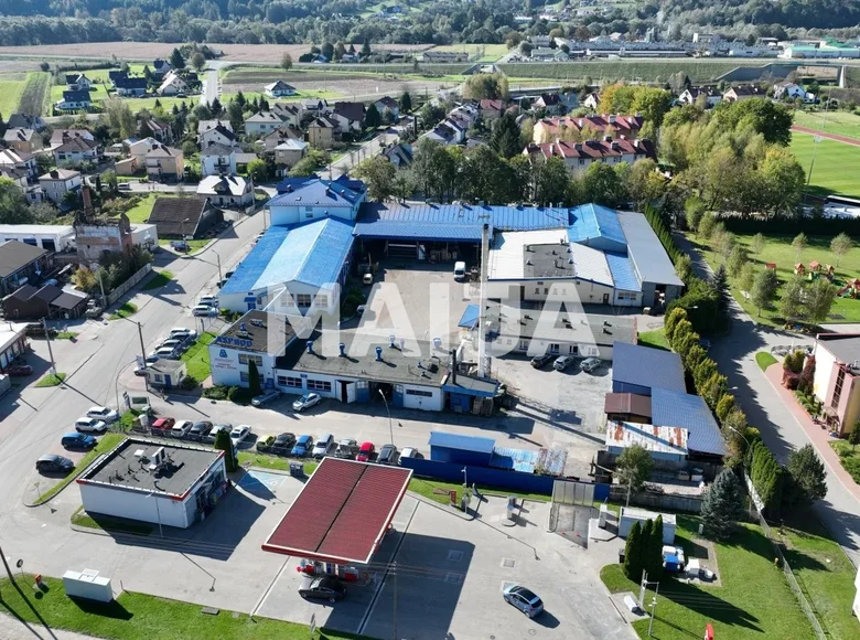 Oficina 4 860 m² en Strzyzow, Polonia