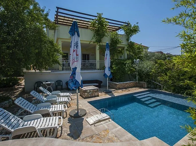 5 bedroom villa 300 m² Sutivan, Croatia