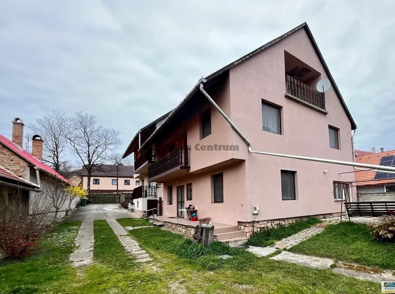 Casa 5 habitaciones 241 m² Mor, Hungría
