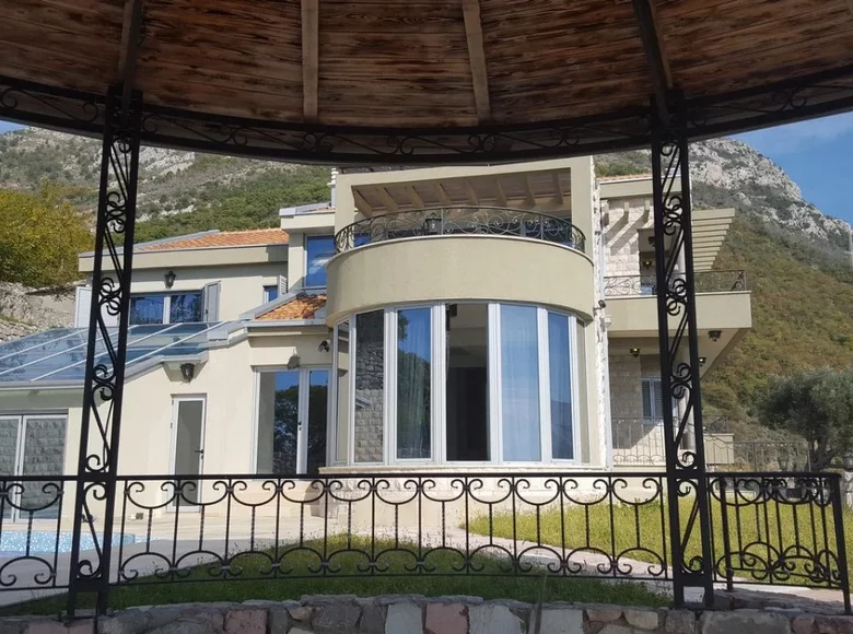 Villa de 4 dormitorios 570 m² Sustas, Montenegro