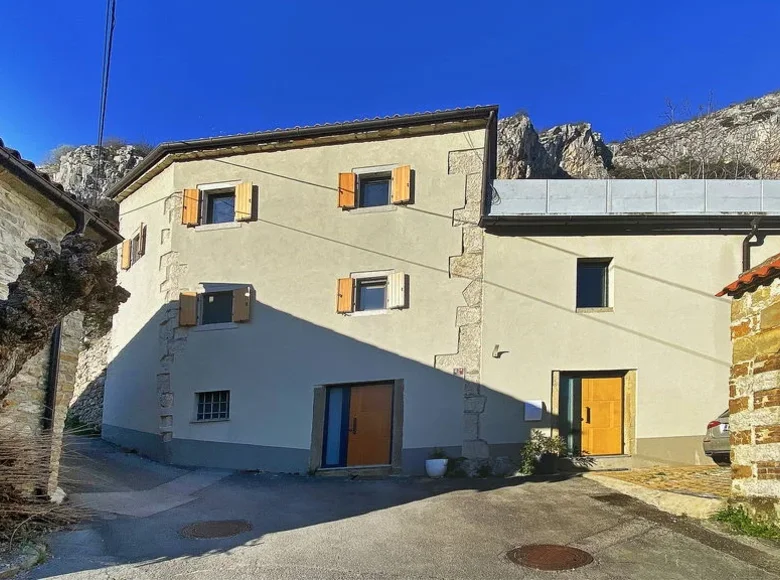 Dom 3 pokoi 150 m² Crni Kal, Słowenia