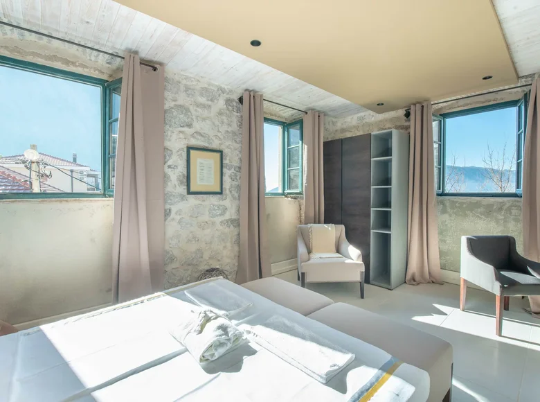 Apartment 11 bedrooms  Risan, Montenegro