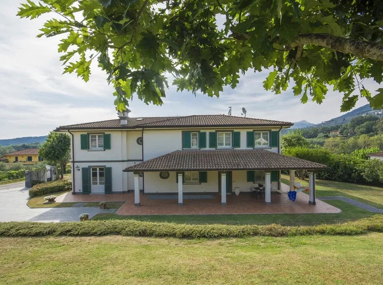 5-Schlafzimmer-Villa 300 m² Lucca, Italien