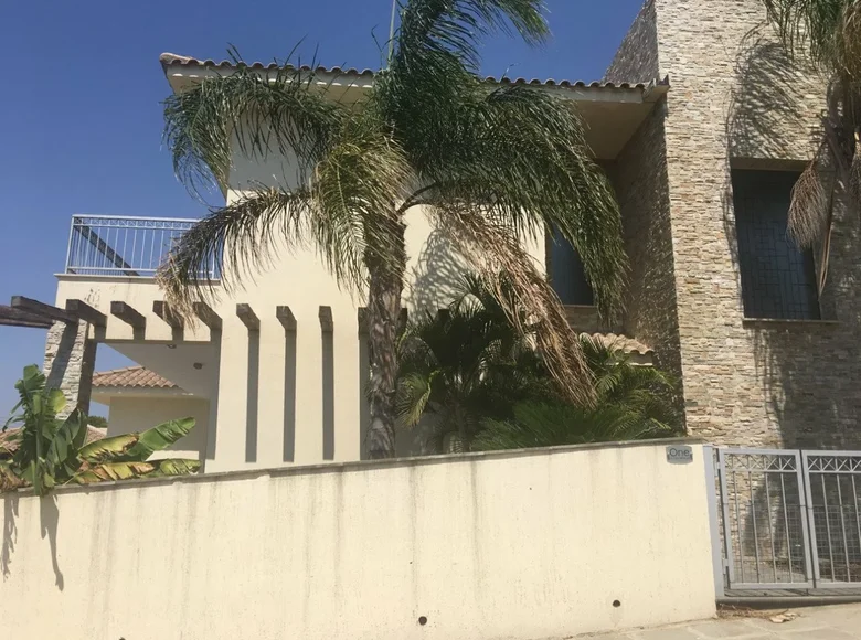 4 bedroom house 355 m² Paramali, Cyprus